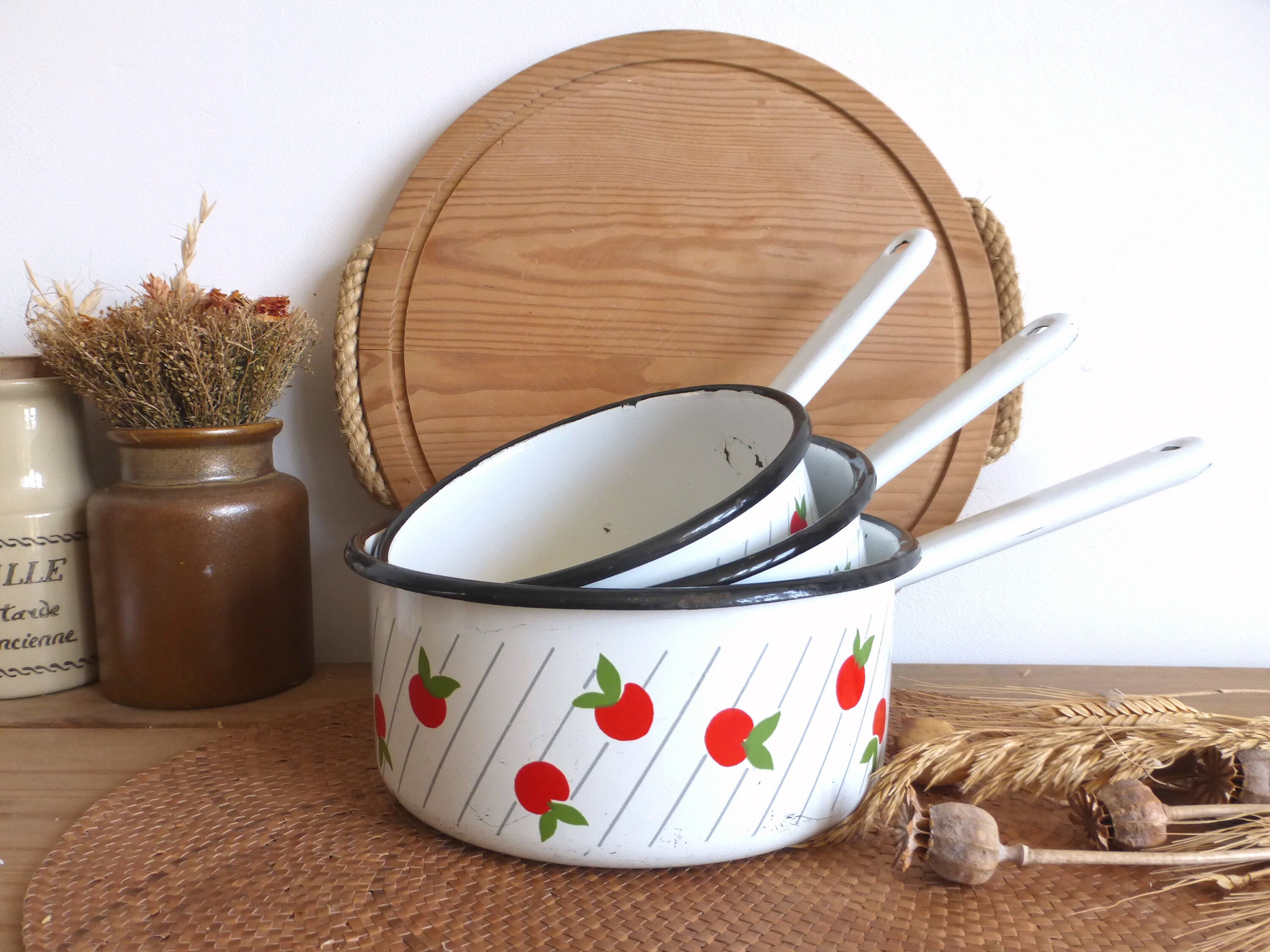 Fabuleux Ensemble de Trois Casseroles en Émail Vintage Français avec Motif Fruits Rouges - Rétro Des