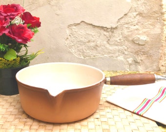 Fabulous French vintage LE CREUSET sz 22 cast iron saucepan – graduated matte brown finish -wooden handle & pouring spout – rustic farmhouse