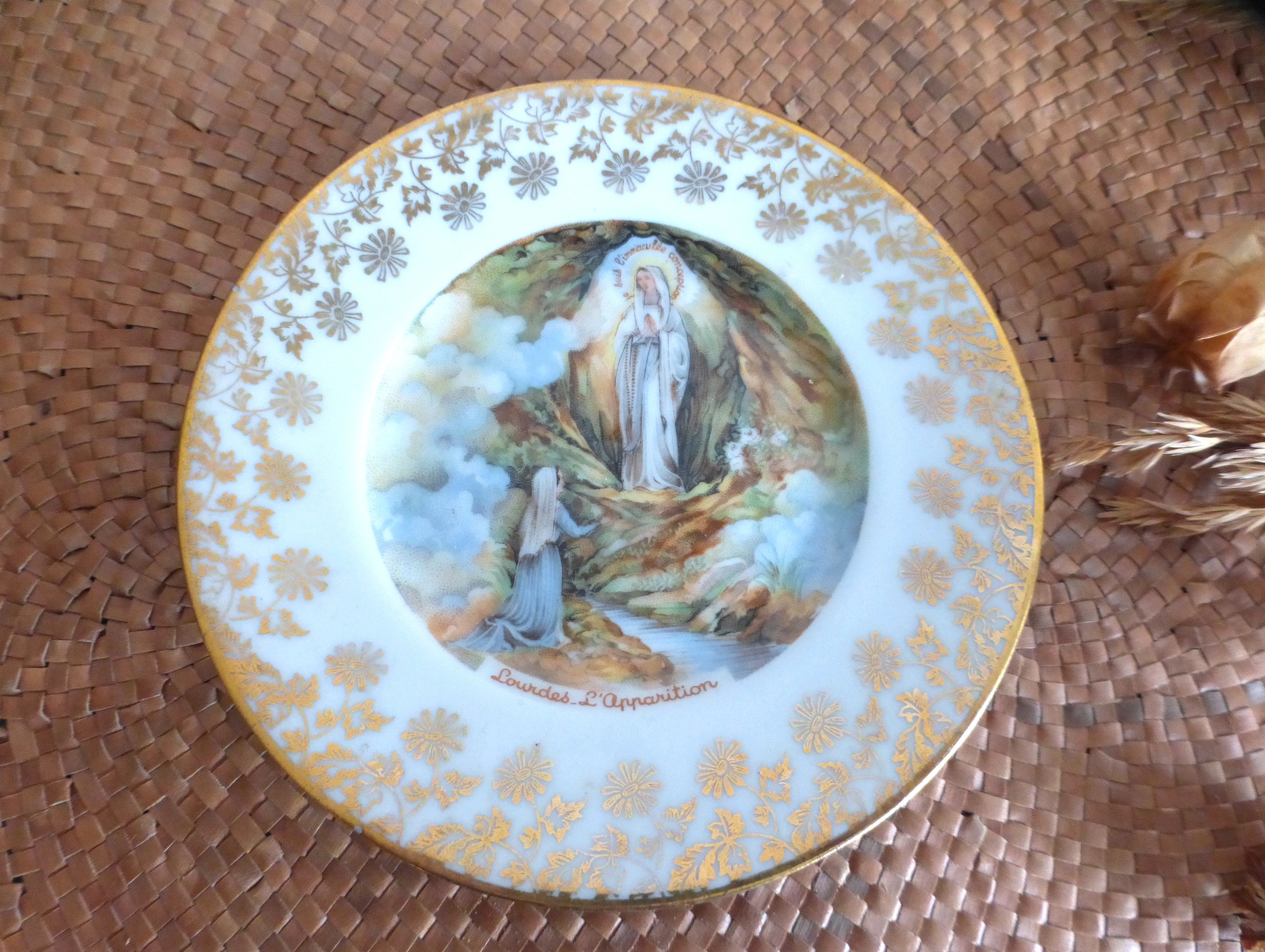 Belle Français Petite Plaque Souvenir Vintage de L'apparition Notre-Dame Lourdes en Porcelaine Limog