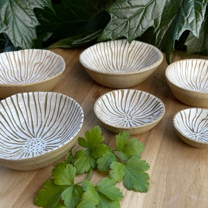 Ensemble de 6 bols en poterie sculptée. Élégant mais terreux. plats de condiments. Décoratif. Bohème naturel. Blanc, wabi sabi