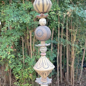 Escultura de jardim em forma de totem de cerâmica esculpida à mão, peça de arte em grés rústico para quintal.