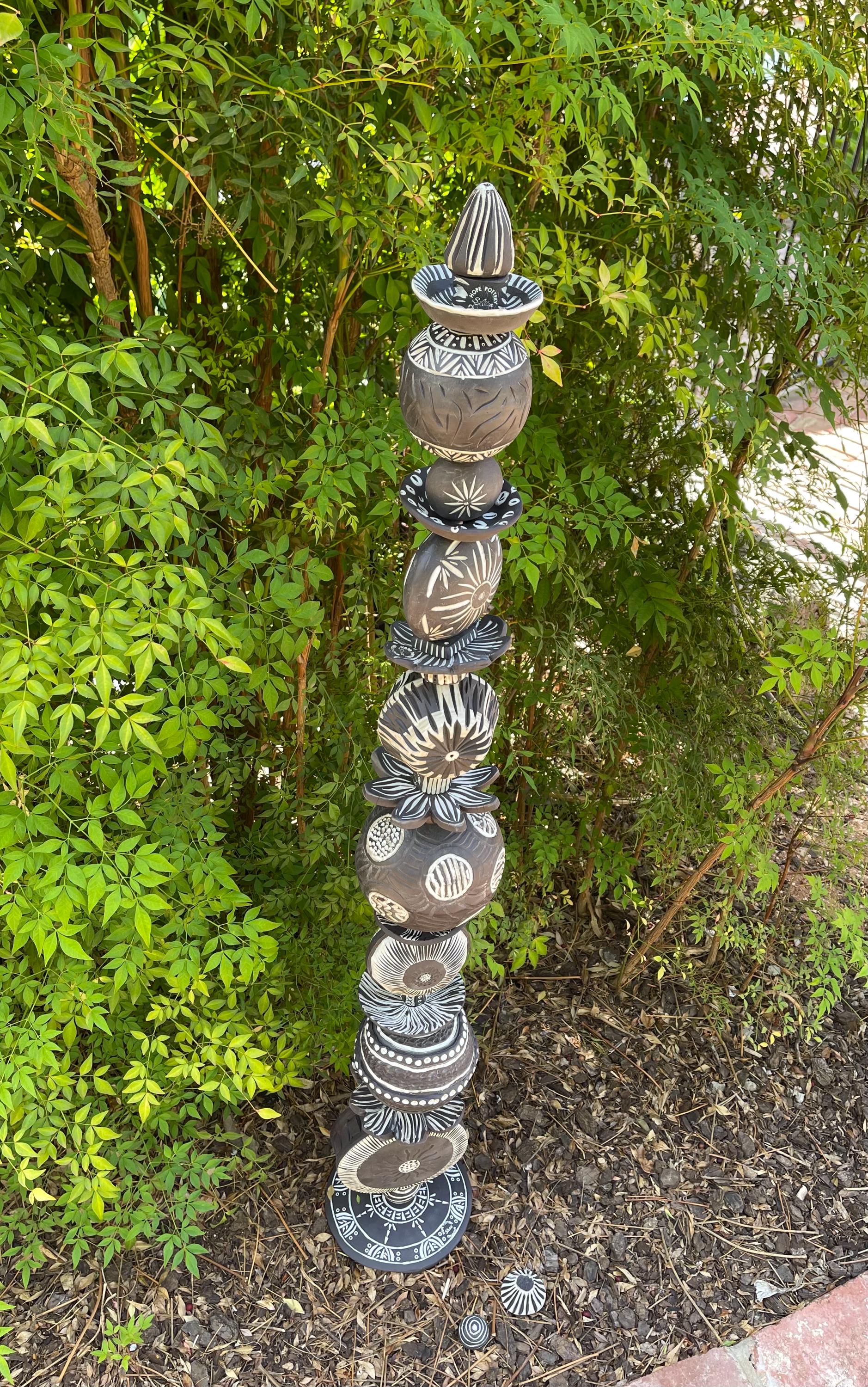黒と白の陶器製トーテムポール、手彫りの庭園彫刻 - Etsy 日本