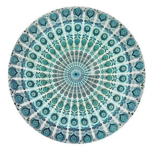 Puede incluir: Un tapiz redondo con un diseño de mandala azul y verde. El mandala presenta patrones intrincados y un diseño circular.
