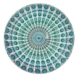 Può includere: Un arazzo rotondo con un design a mandala blu e bianco. Il mandala presenta motivi intricati e un design circolare.