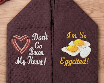 Estoy muy emocionado por el tocino. Paño de cocina bordado con divertidos juegos de palabras sobre el desayuno.