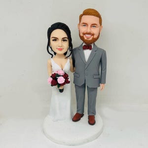 Benutzerdefinierte Bobblehead Hochzeitstorte Topper ， Personalisierte Braut & Bräutigam Figuren ， Mit personalisierter Braut mit Blumenstrauß und Bräutigam Figuren