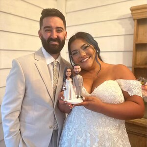 Personalisierte Bobblehead Hochzeitstorte Topper Einzigartige Bobblehead Dekor für Ihren großen Tag in verschiedenen Stilen und Farben erhältlich