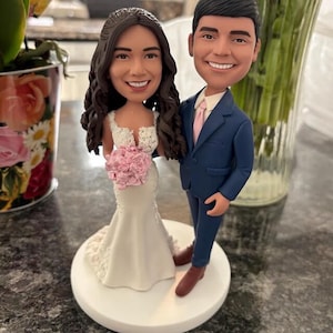 Custom couple bobbleheads, personalized couple bobbleheads, custom couple dolls, bobblehead couple,bobblehead wedding cake topper