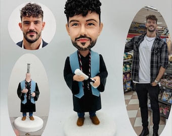 Könnte beinhalten: Eine individuelle Abschluss-Wackelkopf-Figur eines Mannes in schwarzem Abschlussgewand, hellblauem Stola und mit einem Diplom. Die Figur steht auf einem weißen Sockel. Zusätzliche Bilder zeigen das Gesicht des Mannes und ein Ganzkörperfoto.