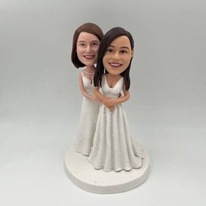 Custom bobblehead dolls, bobblehead couple dolls, sisters wedding gifts, wedding cake decorations, lesbian cake decorations，gay cake topper