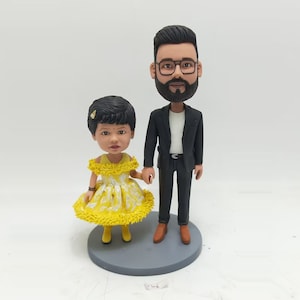 cusotm family members bobbleheads, father holding children/baby bobblehead,bobble head gifts for father/parents/husband