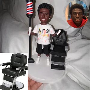 Anpassad manlig barberare bobblehead, manlig hårstylist anpassade bobbleheads, barberare med barberstång och sits, födelsedagspresenter till honom, present till honom