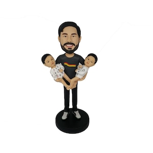 cusotm family members bobbleheads, father holding two children/baby bobbleheads,gifts for father/parents