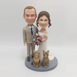 Custom couple bobble head, bobblehead couple,bobblehead wedding cake topper, wedding gifts with dog/cat(pets),anniversary gifts for parents