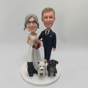 Custom couple bobble head, bobblehead couple,bobblehead wedding cake topper, wedding gifts with dog/cat(pets),anniversary gifts for parents