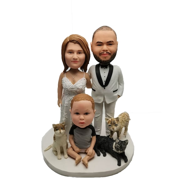 Bobblehead couple with baby & cat or dog ,bobblead cake topper,bobblehead wedding ,wedding gift,wedding cake topper,wedding bobbleheads