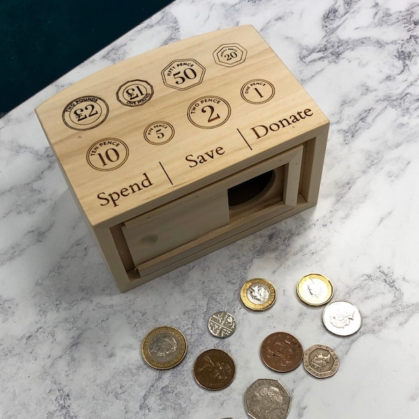 Spaarpot Piggy Bank sparen Kinder gepersonaliseerd GBP Coin UK valuta doneren Montessori geïnspireerd praktische leven kinderen houten