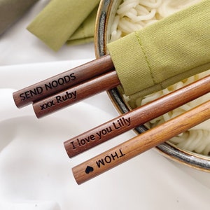 Il set di bacchette incide il tuo testo personalizza custodia anniversario nome delle bacchette regalo di laurea regalo di legno sushi noodle immagine 1