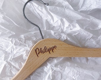 Houten kinder kleerhanger personaliseren met naam of tekst - origineel houten kraam cadeau - baby shower - geboorte - bruidsmeisje