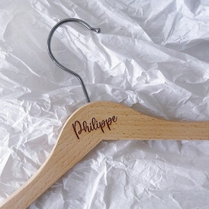 Cintre enfant en bois personnalisable avec prénom ou texte - cadeau maternité original en bois - baby shower - naissance - demoiselle d'honneur