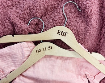 Personalisieren Sie Kinderkleiderbügel aus Holz mit Namen oder Text - originelles Mutterschaftsgeschenk aus Holz - Babyparty - Geburt - Brautjungfer