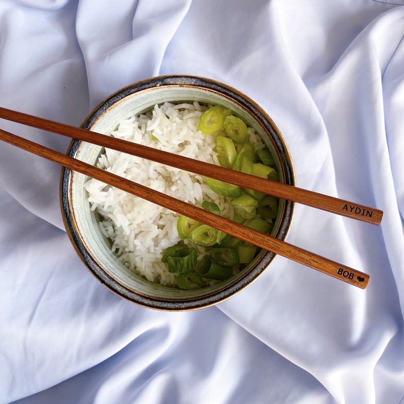 Il set di bacchette incide il tuo testo personalizza custodia anniversario nome delle bacchette regalo di laurea regalo di legno sushi noodle immagine 4