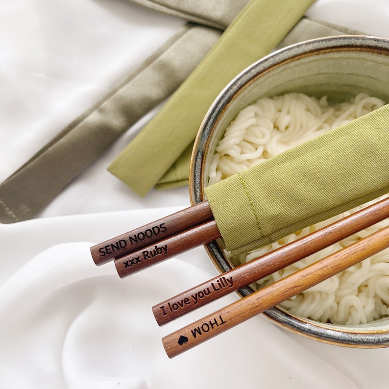 Il set di bacchette incide il tuo testo personalizza custodia anniversario nome delle bacchette regalo di laurea regalo di legno sushi noodle immagine 1