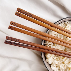 Il set di bacchette incide il tuo testo personalizza custodia anniversario nome delle bacchette regalo di laurea regalo di legno sushi noodle immagine 7