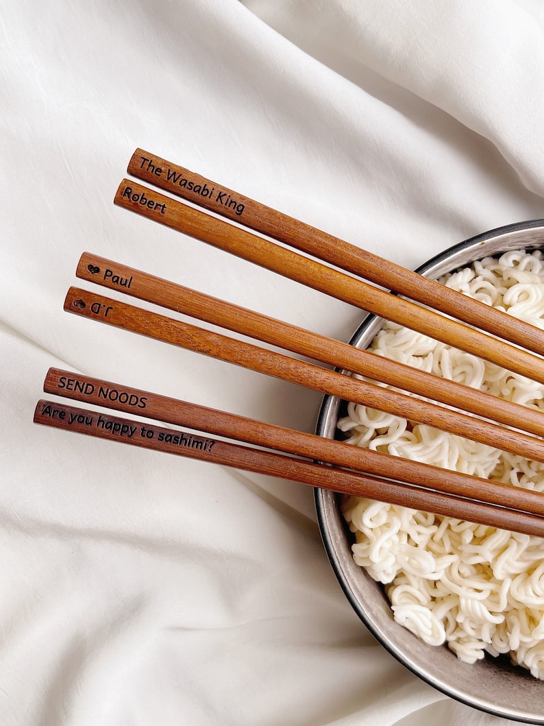 Il set di bacchette incide il tuo testo personalizza custodia anniversario nome delle bacchette regalo di laurea regalo di legno sushi noodle immagine 7