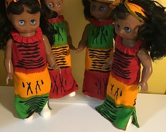 Muñeca de cama afroamericana vintage con vestido hecho a mano con estampado africano.