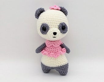 Baby Panda, Amigurumi, Kinderzimmer Dekor, Stofftier, Kuscheltier, Gestrickt, Geschenk, handgemacht, Mädchen, rosa Kleid