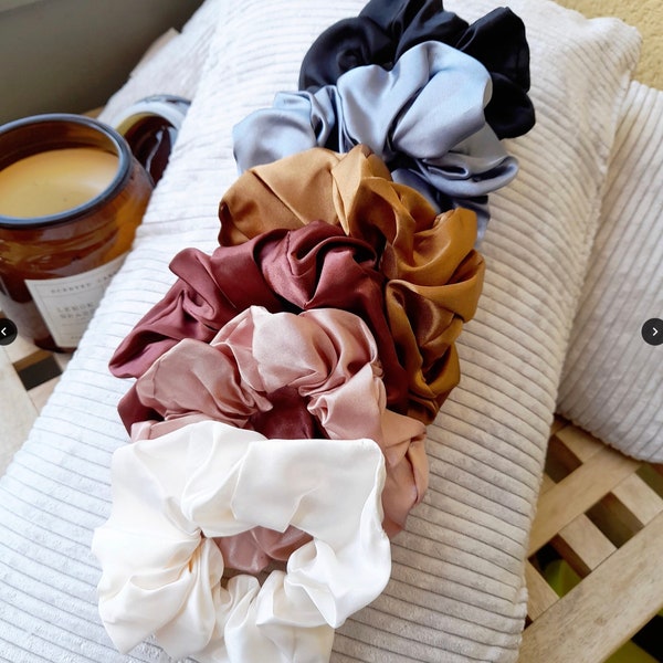 Satijnen scrunchie "BCBG" collectie