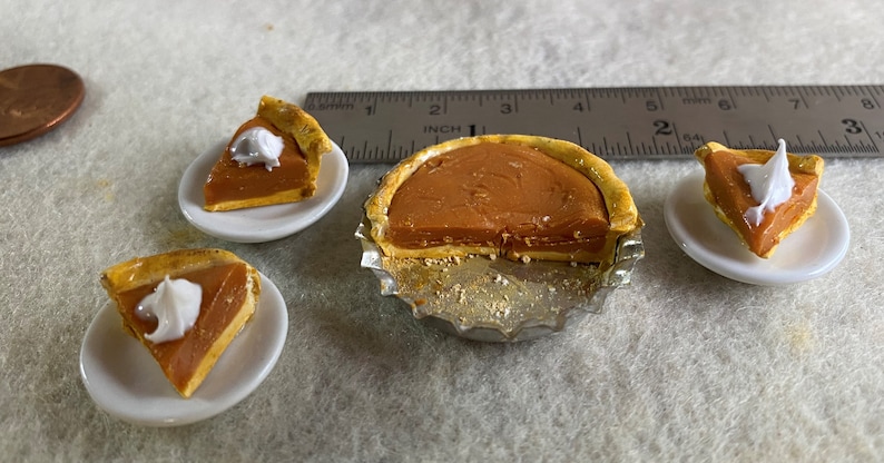 Dollhouse Miniature Pumpkin Pie - 1:12 Scale, Resin, 1 Inch Diameter, Silver Metal Pan