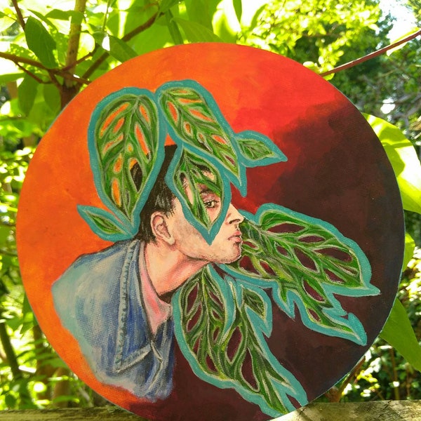 Original Malerei ~ Blick durch's Grüne männliches Portrait mit Monstera Blättern auf rundem Malkarton, Canvas Panel, 20 cm/8 inch