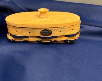 Keepsake Peterboro basket lined with blue leather like straps. Manufactured since 1854