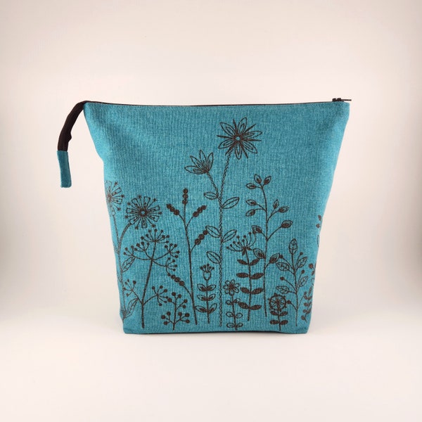 Medium zippered project bag for yarn, made with cotton-linen floral fabric, for knitting and crochet, OOAK