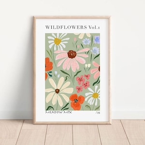 Stampa artistica di un prato di fiori selvatici: decorazione murale floreale verde salvia