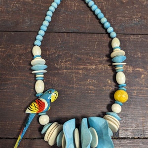 Vintage 1980s tropical wood blue cream yellow red parrot necklace