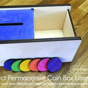 Puede incluir: Una caja de madera con una tapa azul y una ranura para dejar caer objetos. La caja está etiquetada como "Object Permanence Coin Box Laser Plans" y "Lasercut your own Montessori-inspired object permanence work for toddlers". Hay seis círculos de madera de colores delante de la caja.