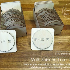 Puede incluir: Un conjunto de plantillas de spinner matemático de madera cortadas con láser para aprender suma, resta, multiplicación y división. Las plantillas están en una caja con el texto "Sincerely Taylor Made" y "SVG Digital Download" en la imagen.