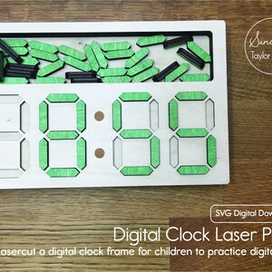 Puede incluir: Un marco de reloj digital de madera blanca con piezas verdes y negras para que los niños practiquen la hora. El marco tiene una ranura en la parte superior para guardar las piezas. El texto "Sincerely Taylor Made" y "SVG Digital Download" son visibles en el marco. El texto "Digital Clock Laser Plans" y "Lasercut a digital clock frame for children to practice digital time" son visibles debajo del marco.