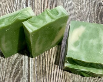 Sabonete vegano de eucalipto e hortelã, feito pelo processo a frio.