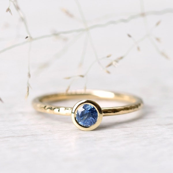 Goldring 'Blue' mit blauem Saphir, 585 Gelbgold, Boho, Stapelringe, solid, Verlobungsring, Promisering, Saphirring, schmuckgestalterei