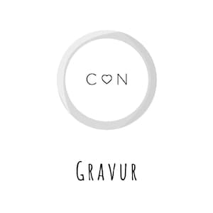 Könnte beinhalten: Ein weißer Kreis mit dem Text "C ♥ N" im Inneren und dem Wort "GRAVUR" darunter.