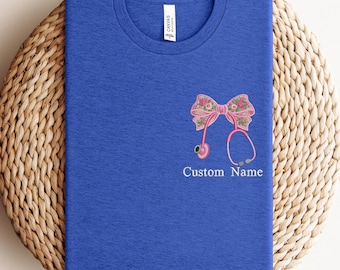 Camiseta de enfermera bordada personalizada, camiseta con lazo de estetoscopio para trabajadores de la salud, camiseta de enfermera con nombre personalizado, lindo regalo de agradecimiento para enfermeras registradas