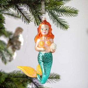 Handgemachter Weihnachtsschmuck aus Glas mit Regenbogen-Meerjungfrau