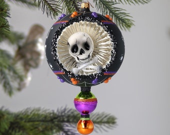 Geweldige Halloween-druppel van geblazen glas met schedelreflector en skeletten. Handgemaakt, vrijgeblazen ornament