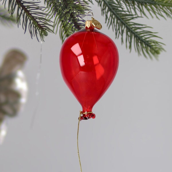 Handgefertigter roter Ballontropfen aus Glas. Handgefertigtes, frei geblasenes Ornament