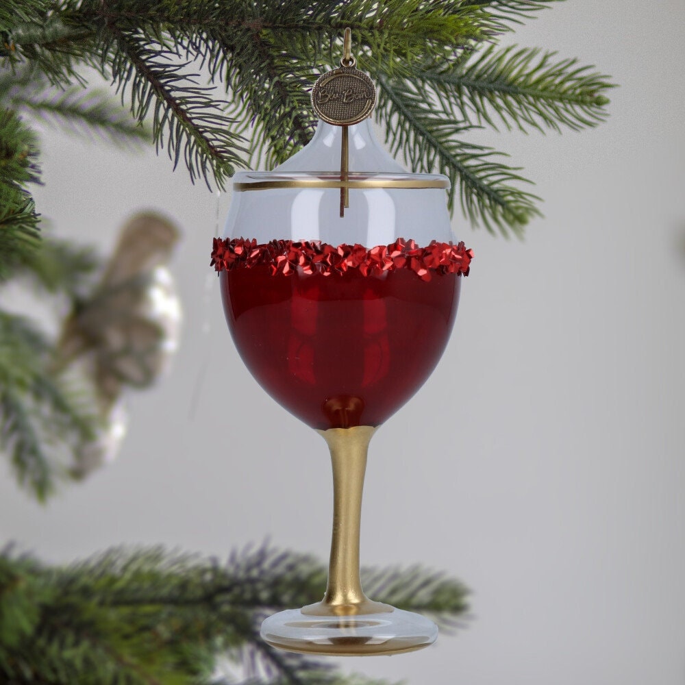 Due Vetri Del Vino Rosso Contro Il Fondo Dell'albero Di Natale Immagine