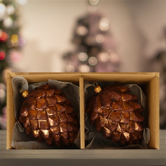 ガラス 2 つのクリスマス ツリーの松ぼっくりの伝統的なオーナメント 